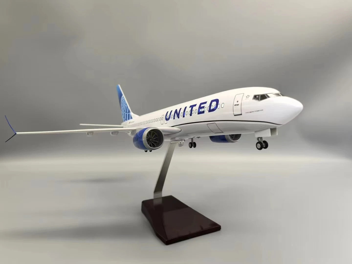 United Airlines B737 MAX Model Aircraft