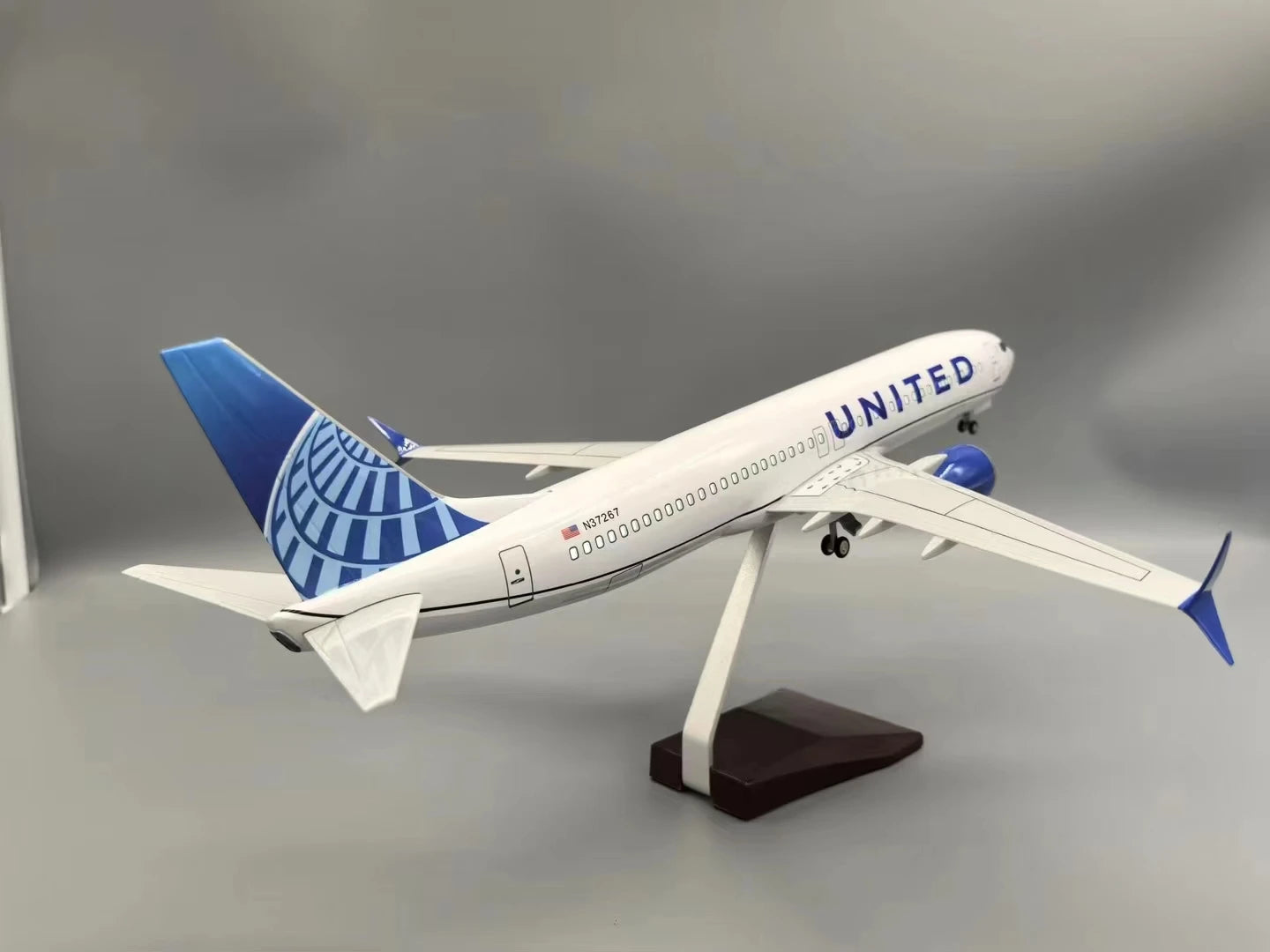 United Airlines B737 MAX Model Aircraft