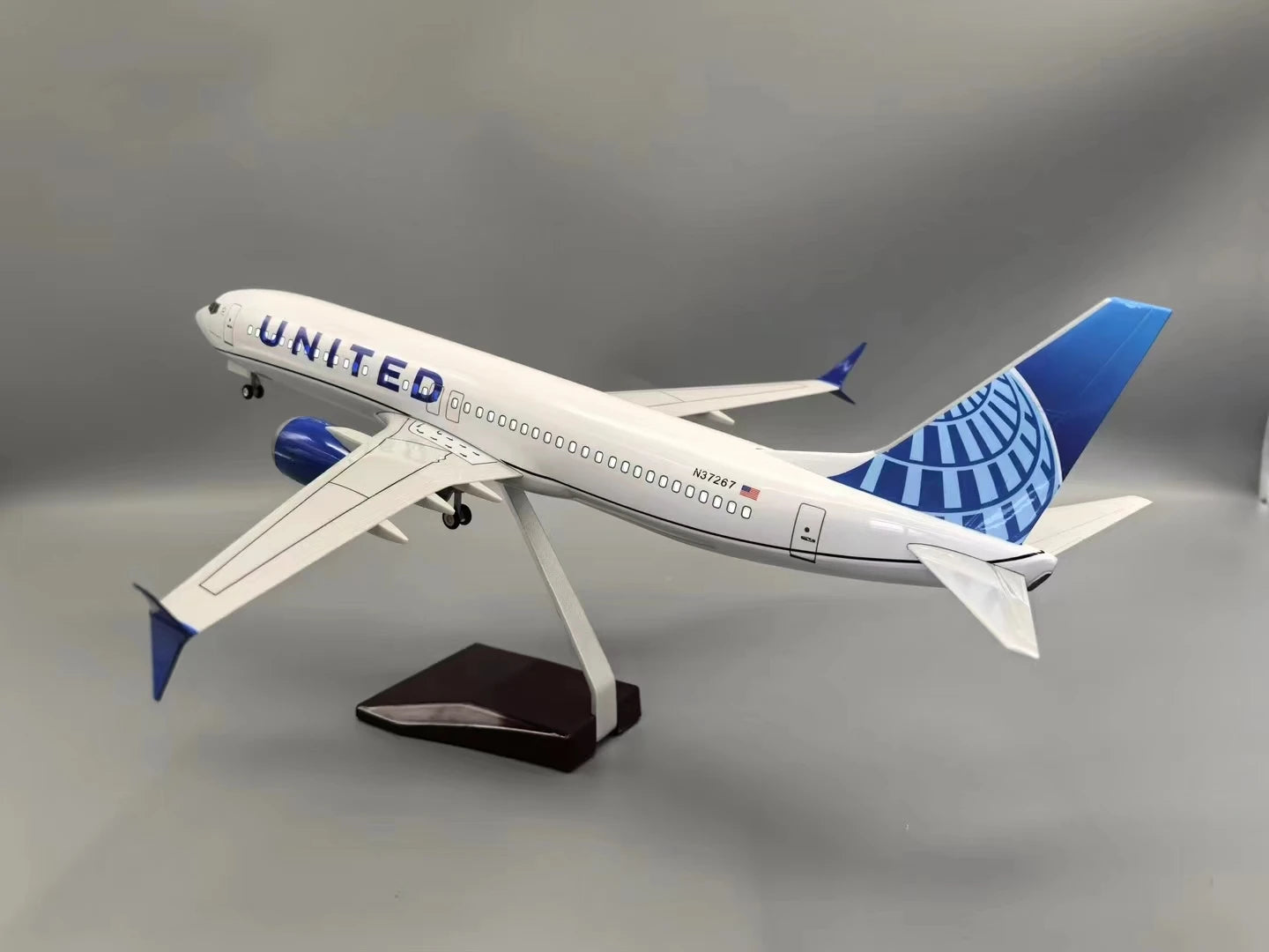 United Airlines B737 MAX Model Aircraft