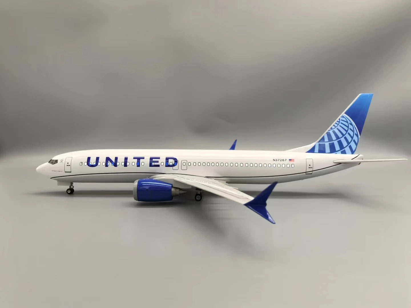 United Airlines B737 MAX Model Aircraft