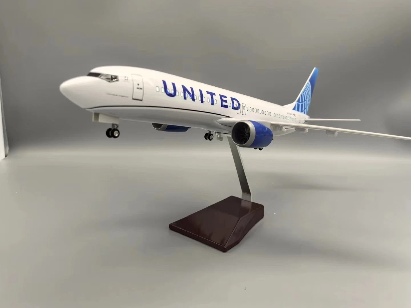 United Airlines B737 MAX Model Aircraft